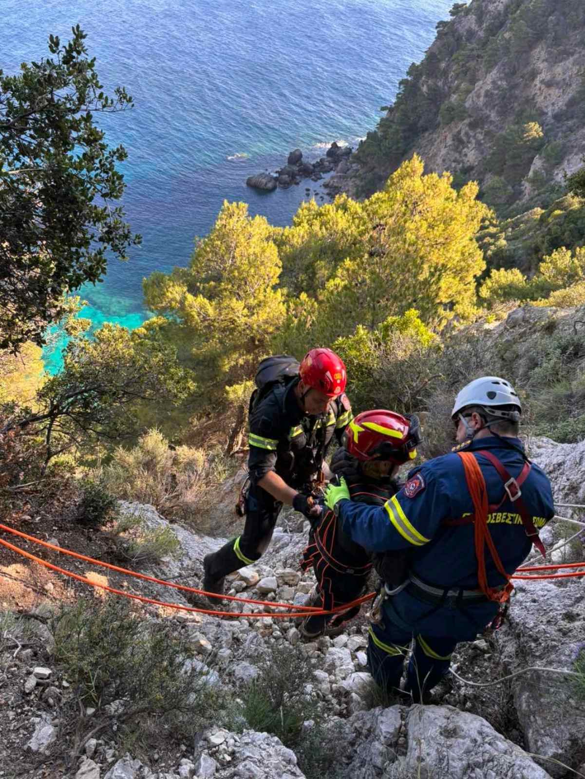 Απεγκλώβισαν Γερμανίδα από γκρεμό στους Έρμονες 