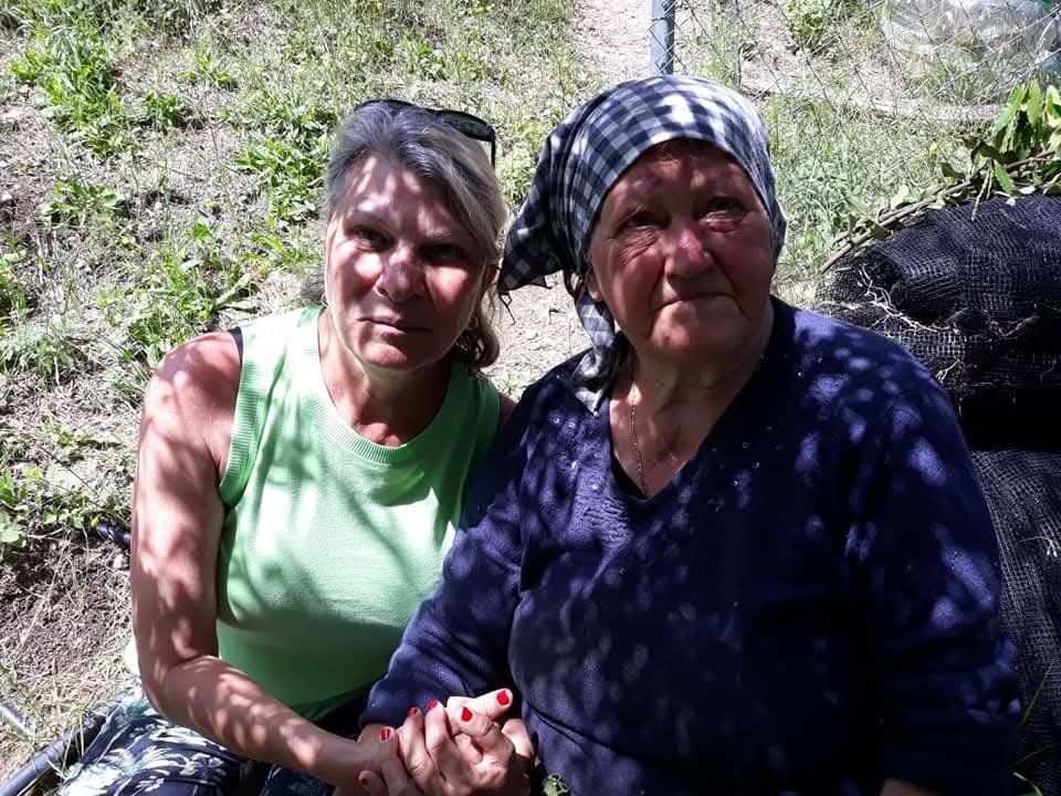 Ασκωθήκαμε μπονώρα να πάμετε στο χτήμα να μάσουμε τα κουκιά το μπίζι και τα ρεβύθια.