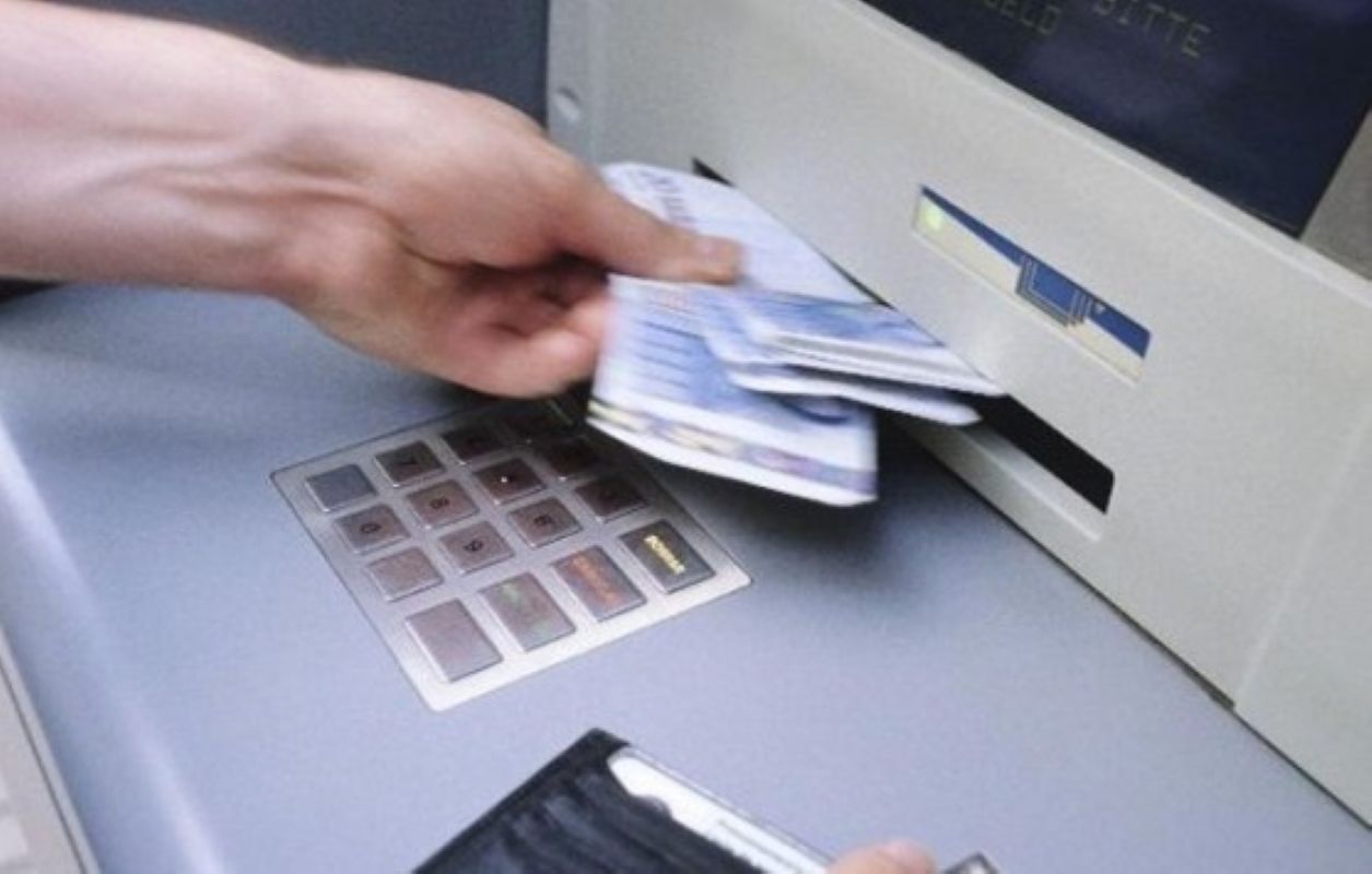 Η «απατεωνιά» με τα ΑΤΜ – Η νέα άθλια πρακτική των τραπεζών, με… κυβερνητική «αγιαστούρα»