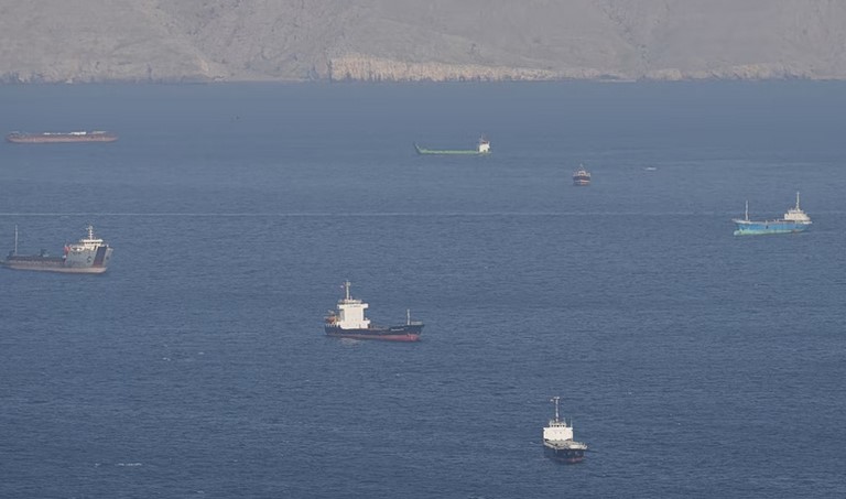 Ώρες αγωνίας στα Στενά του Ορμούζ: Το Ιράν υπερασπίζεται την κυριαρχία του απέναντι στον αμερικανικό εκβιασμό