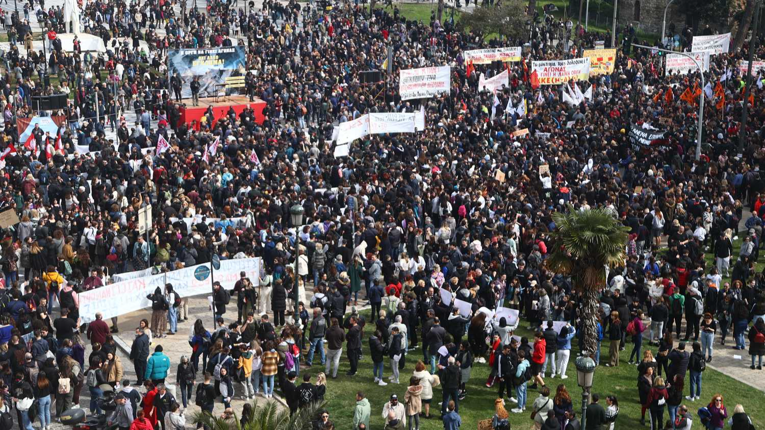 Προκλητικός εμπαιγμός του λαού