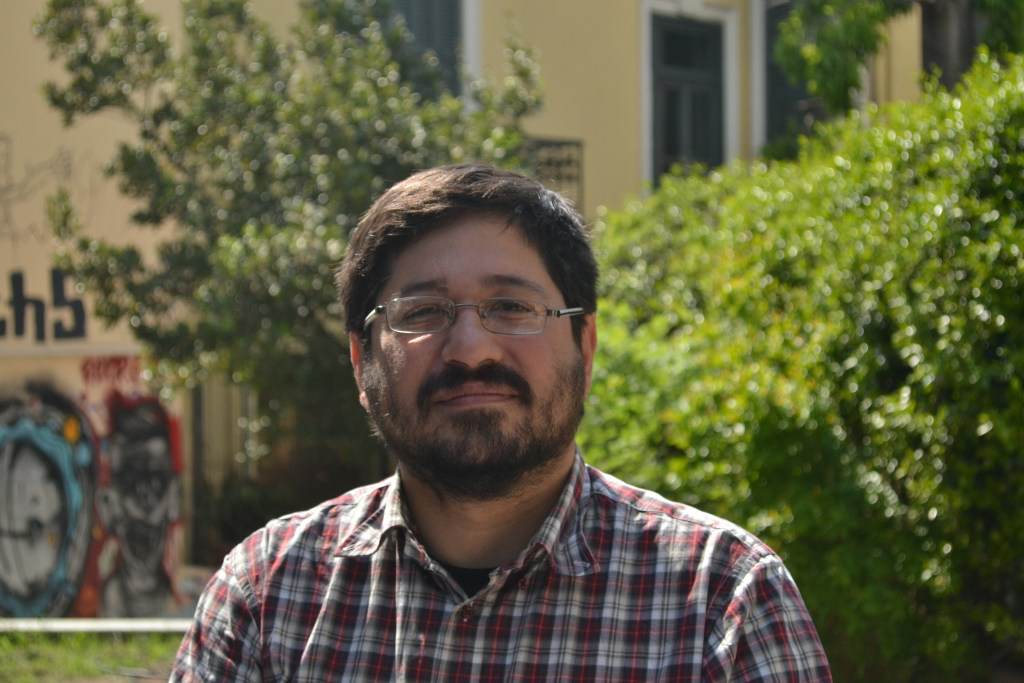 γραμματέας της Α' ΕΛΜΕ Θεσ/νίκης, πρόεδρος ΔΣ του Σχολείου Μεταναστών «Οδυσσέας» και πρώην δημοτικός σύμβουλος της Πόλης Ανάποδα.