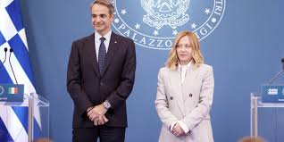 Η «βαλίτσα» του Μητσοτάκη, το «meraki» της ομογάλακτης Μελόνι και τα καθρεφτάκια στους ιθαγενείς…