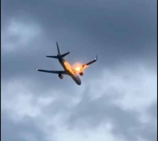 Φωτιά στον κινητήρα αεροσκάφους που απογειώθηκε από την Κέρκυρα με 250 επιβάτες - ΒΙΝΤΕΟ