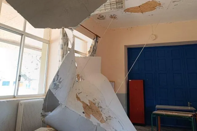 Κατέρρευσε ταβάνι σε σχολική αίθουσα μετά από «επισκευή»!