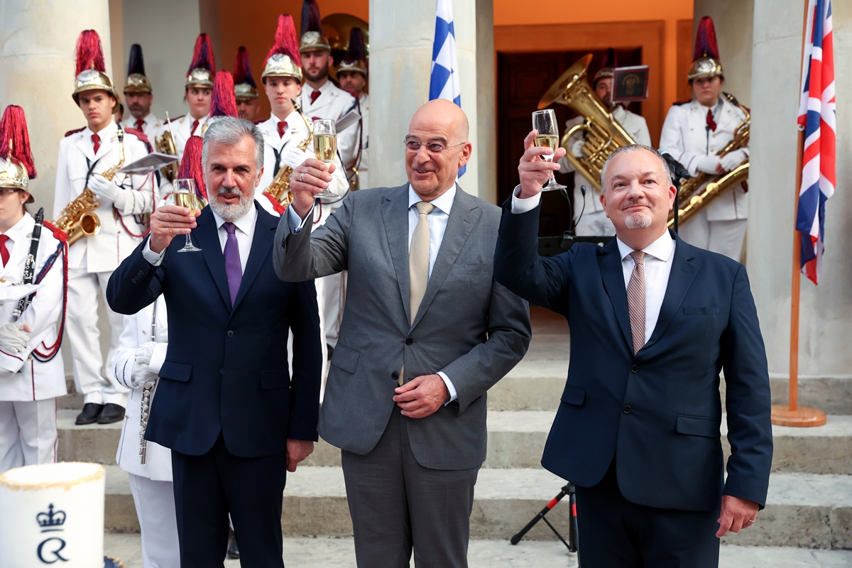Τα γενέθλια του Βασιλέως Καρόλου Γ’ στην Κέρκυρα – Οι Βρετανοτσολιάδες και η τερατώδης αγγλική βία στα Επτάνησα