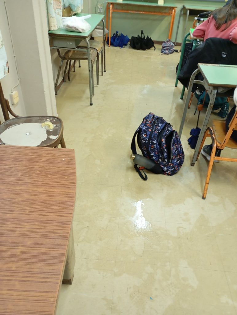 Σχολεία που στάζουν οι στέγες, που πλημμυρίζουν τα προαύλια