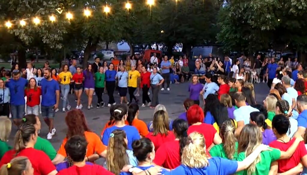 45 χορευτικοί σύλλογοι στην «πίστα» της πλατείας Σπιανάδα