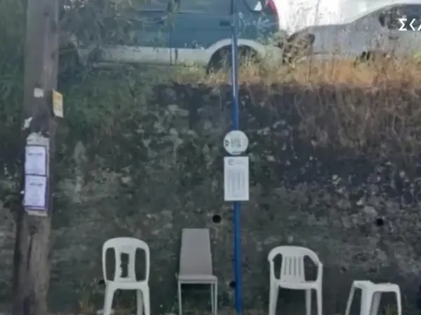 Κέρκυρα: Στάση λεωφορείου δεν είχε παγκάκι και οι κάτοικοι έδρασαν μόνοι τους